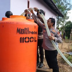 Polda Papua Barat Daya Salurkan 20 Ribu Liter Air Bersih Bagi Masyarakat