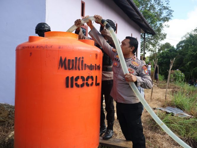 Polda Papua Barat Daya Salurkan 20 Ribu Liter Air Bersih Bagi Masyarakat
