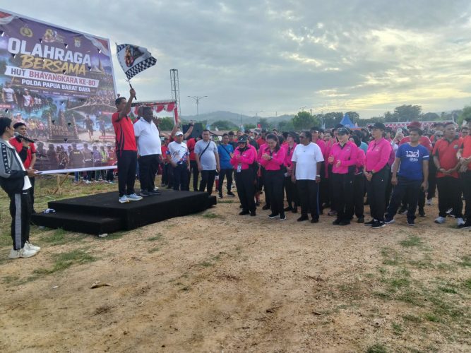 Kapolda Papua Barat Daya Lepas Jalan Santai dan Olahraga Bersama Di Pantai Reklamasi