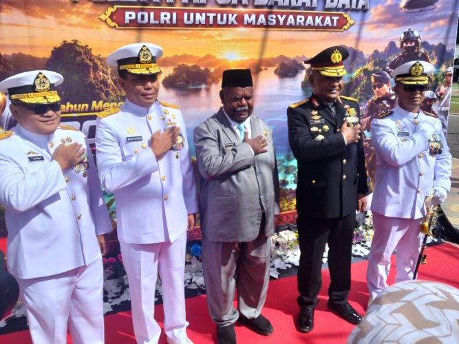 Peringati HUT Bhayangkara Ke-80 Dua Anggota Polri Diberikan Penghargaan
