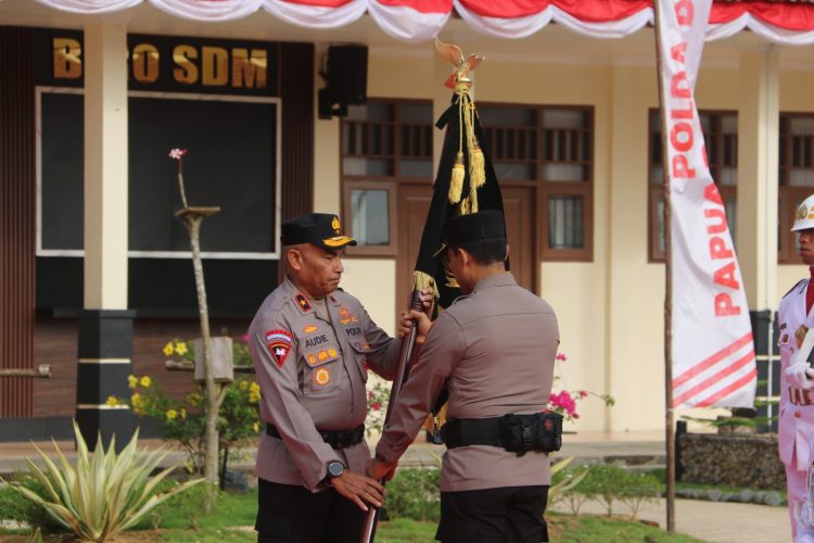 Polda PBD Gelar Farewell and Welcome Parade Sambut Kapolda Baru dengan Tradisi Adat Moi
