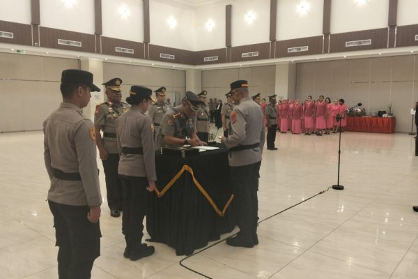 Sertijab 3 PJU Polda PBD dan Kapolres Maybrat Dipimpin Langsung Kapolda Sertijab 3 PJU Polda PBD dan Kapolres Maybrat Dipimpin Langsung Kapolda