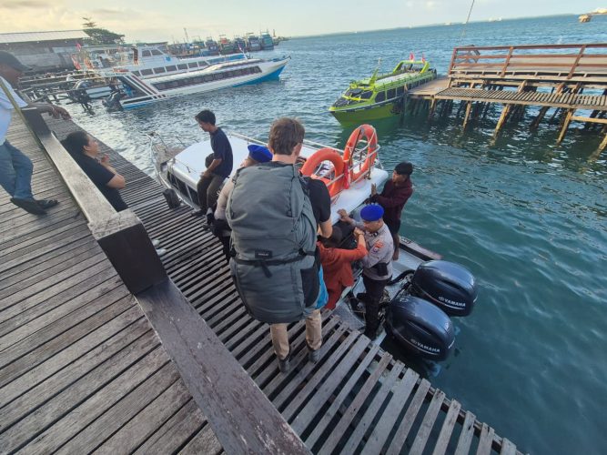Personel Tourist Police Ditpolairud Polda PBD Berikan Rasa Aman dan Nyaman Bagi Wisatawan