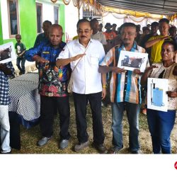 RJK Serahkan Alsintan Bagi Petani Di Kota Sorong