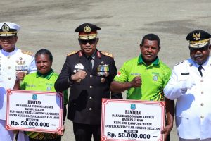 Kapolda PBD Hadiri Upacara HUT ke-81 Kemerdekaan RI di Pantai Reklamasi Sorong Kapolda PBD Hadiri Upacara HUT ke-81 Kemerdekaan RI di Pantai Reklamasi Sorong