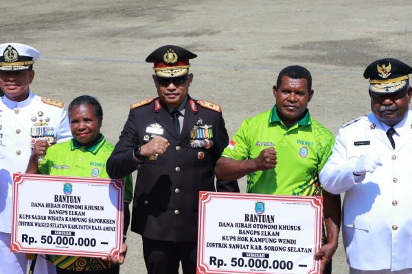 Kapolda PBD Hadiri Upacara HUT ke-81 Kemerdekaan RI di Pantai Reklamasi Sorong Kapolda PBD Hadiri Upacara HUT ke-81 Kemerdekaan RI di Pantai Reklamasi Sorong