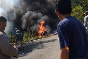 Terbalik dan Terbakar Mobil Tangki BBM Diduga Distribusi BBM Ilegal Terbalik dan Terbakar Mobil Tangki BBM Diduga Distribusi BBM Ilegal