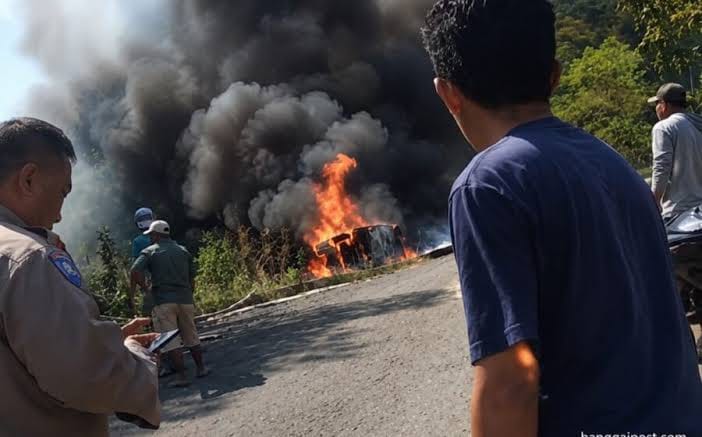 Terbalik dan Terbakar Mobil Tangki BBM Diduga Distribusi BBM Ilegal