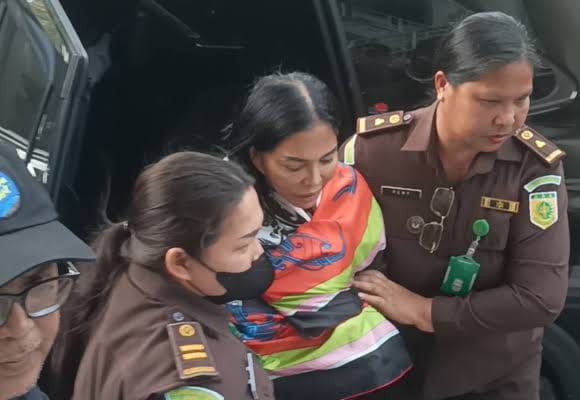Mantan Bupati Minut Ditangkap Tim Tabur Kejati Sulut di Mimika Mantan Bupati Minut Ditangkap Tim Tabur Kejati Sulut di Mimika