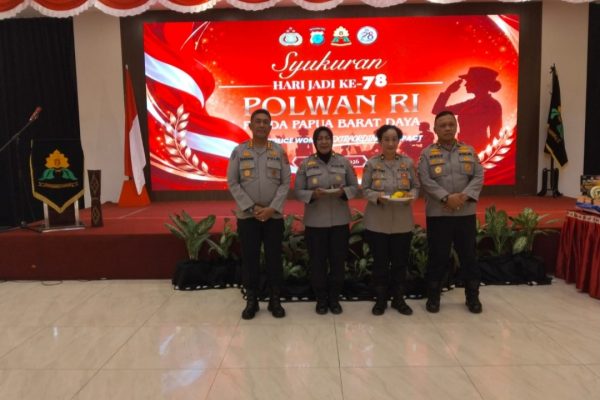 HUT Polwan Ke-78 Ditandai Pemotongan Tumpeng dan Diserahkan Wakapolda PBD Kepada Dua Polwan Senior HUT Polwan Ke-78 Ditandai Pemotongan Tumpeng dan Diserahkan Wakapolda PBD Kepada Dua Polwan Senior