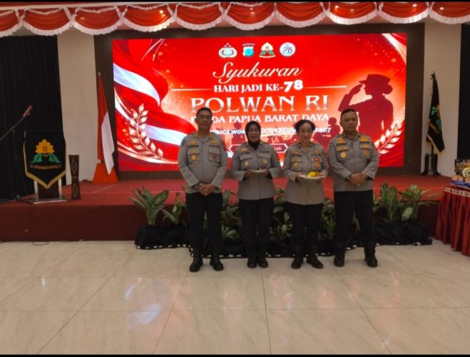 HUT Polwan Ke-78 Ditandai Pemotongan Tumpeng dan Diserahkan Wakapolda PBD Kepada Dua Polwan Senior