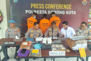 Satu Tersangka Pengedar Narkotika Jenis Ganja Ditangkap Satresnarkoba Polresta Saat Turun Dari Kapal KM Dobonsolo Satu Tersangka Pengedar Narkotika Jenis Ganja Ditangkap Satresnarkoba Polresta Saat Turun Dari Kapal KM Dobonsolo