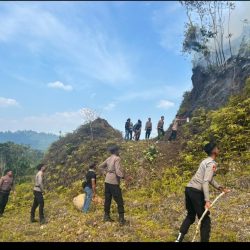 Polres Tambrauw Padamkan Kebakaran Lahan Dekat Kediaman Wakil Bupati
