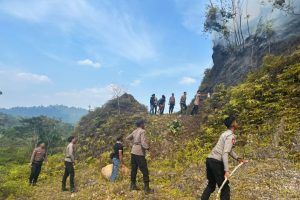 Polres Tambrauw Padamkan Kebakaran Lahan Dekat Kediaman Wakil Bupati