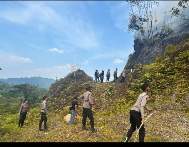 Polres Tambrauw Padamkan Kebakaran Lahan Dekat Kediaman Wakil Bupati