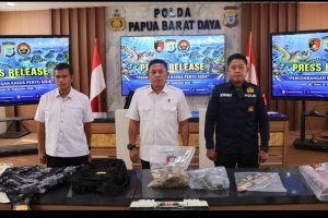 WNA China Pemburu Penyu Sisik Ditetapkan Sebagai Tersangka dan Ditahan WNA China Pemburu Penyu Sisik Ditetapkan Sebagai Tersangka dan Ditahan