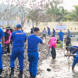 Ditpolairud Polda PBD Bersama Bhayangkari Tanam Mangrove dan Bersihkan Pantai Libatkan Masyarakat