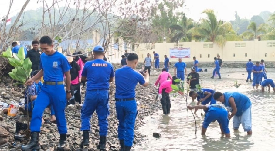 Ditpolairud Polda PBD Bersama Bhayangkari Tanam Mangrove dan Bersihkan Pantai Libatkan Masyarakat