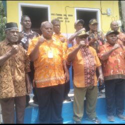 Penandatangan Berita Acara Sekaligus Penyerahan MCK Komunal dan Sumur Bor Kepada Warga Masyarakat