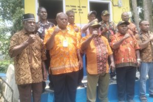 Penandatangan Berita Acara Sekaligus Penyerahan MCK Komunal dan Sumur Bor Kepada Warga Masyarakat Penandatangan Berita Acara Sekaligus Penyerahan MCK Komunal dan Sumur Bor Kepada Warga Masyarakat