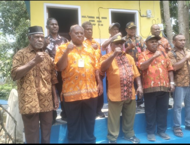 Penandatangan Berita Acara Sekaligus Penyerahan MCK Komunal dan Sumur Bor Kepada Warga Masyarakat