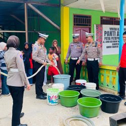 Ditlantas Polda PBD Salurkan 5.000 Liter Air Bersih ke Panti Asuhan Putra Putri Papua Muslim