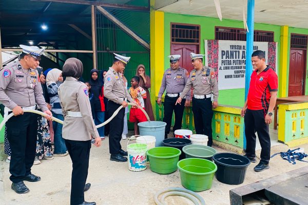 Ditlantas Polda PBD Salurkan 5.000 Liter Air Bersih ke Panti Asuhan Putra Putri Papua Muslim Ditlantas Polda PBD Salurkan 5.000 Liter Air Bersih ke Panti Asuhan Putra Putri Papua Muslim