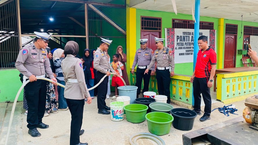 Ditlantas Polda PBD Salurkan 5.000 Liter Air Bersih ke Panti Asuhan Putra Putri Papua Muslim