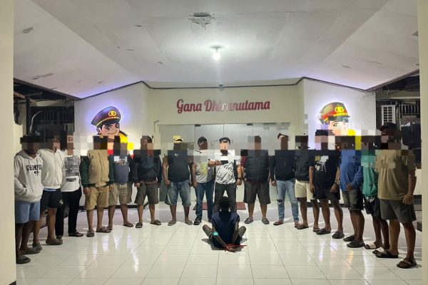 Team Resmob Mangewang Polresta Sorong Kota Tangkap Terduga Pelaku Pencurian Tujuh HP di Asrama SMP Al-Izzah Team Resmob Mangewang Polresta Sorong Kota Tangkap Terduga Pelaku Pencurian Tujuh HP di Asrama SMP Al-Izzah