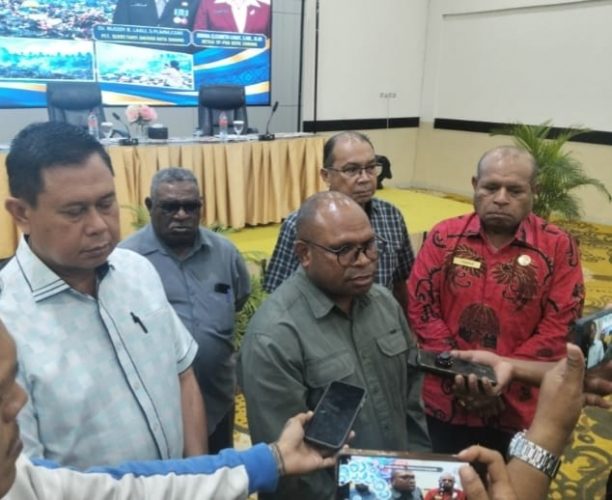 Pemkot Sorong Kerahkan Ratusan Tangki Air Padamkan Api TPA Makbon