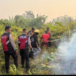 Dit Samapta Polda PBD Tangani Karhutla di Jalan Petrochina Klalin 6 Aimas