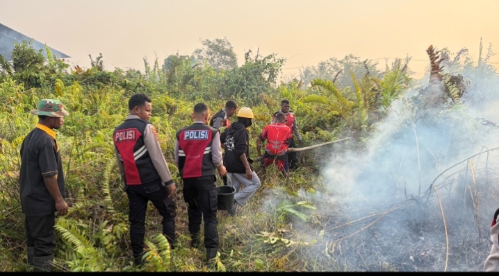 Dit Samapta Polda PBD Tangani Karhutla di Jalan Petrochina Klalin 6 Aimas