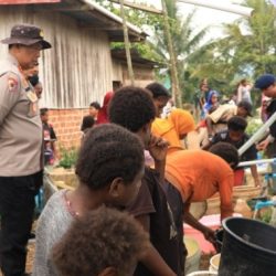 Polda PBD Salurkan Bantuan Air Bersih Kepada Warga Warmon Kokoda SP 3
