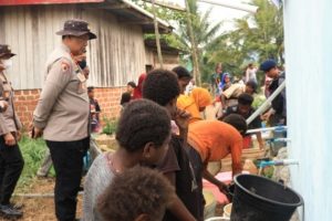 Polda PBD Salurkan Bantuan Air Bersih Kepada Warga Warmon Kokoda SP 3 Polda PBD Salurkan Bantuan Air Bersih Kepada Warga Warmon Kokoda SP 3