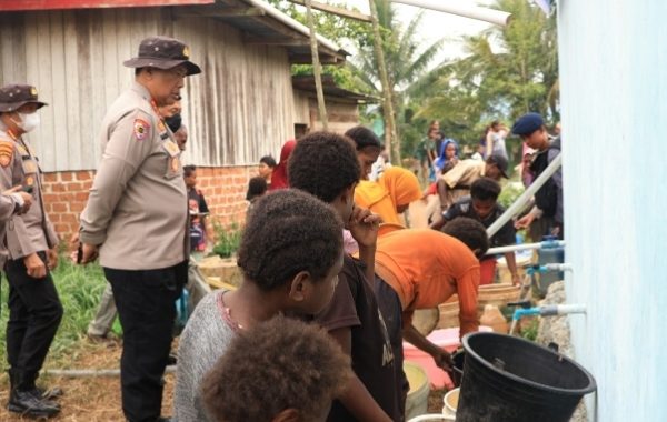Polda PBD Salurkan Bantuan Air Bersih Kepada Warga Warmon Kokoda SP 3 Polda PBD Salurkan Bantuan Air Bersih Kepada Warga Warmon Kokoda SP 3