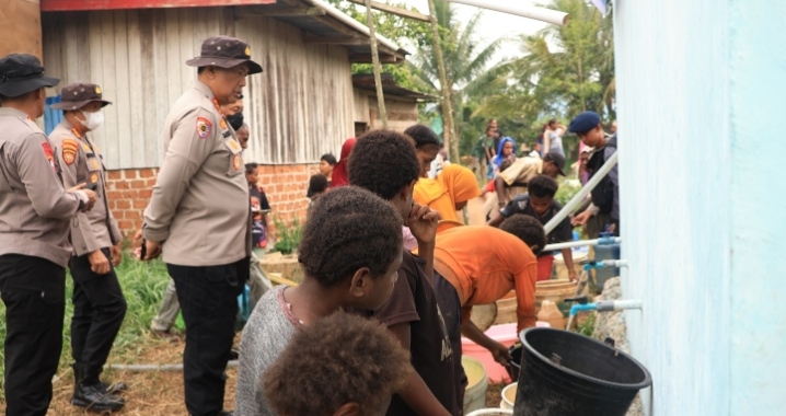 Polda PBD Salurkan Bantuan Air Bersih Kepada Warga Warmon Kokoda SP 3