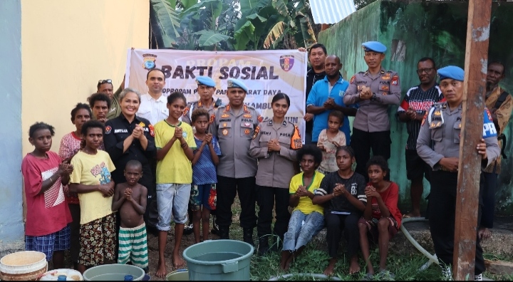 Bidpropam Polda PBD Salurkan 40.000 Liter Air Bersih Kepada Warga Warmon Kokoda SP 3