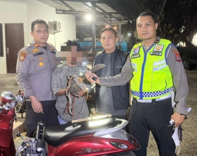 Sembilan Paket Ganja Diamankan Petugas Saat Operasi Pekat II Dofior 2026, Petugas Didepan Bandara DEO