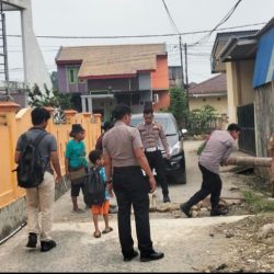 Respons Cepat Keluhan Warga, Polsek Sortim Bersama Kelurahan Buka Palang Jalan di Klawuyuk