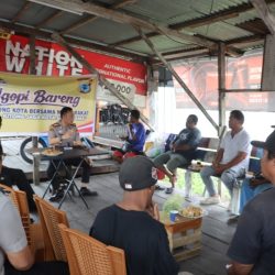 Kapolresta Sorong Kota Ngopi Bareng Pengemudi Ojek SPG Kilo 7 Bahas Keselamatan dan Kamtibmas