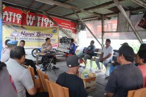 Kapolresta Sorong Kota Ngopi Bareng Pengemudi Ojek SPG Kilo 7 Bahas Keselamatan dan Kamtibmas Kapolresta Sorong Kota Ngopi Bareng Pengemudi Ojek SPG Kilo 7 Bahas Keselamatan dan Kamtibmas