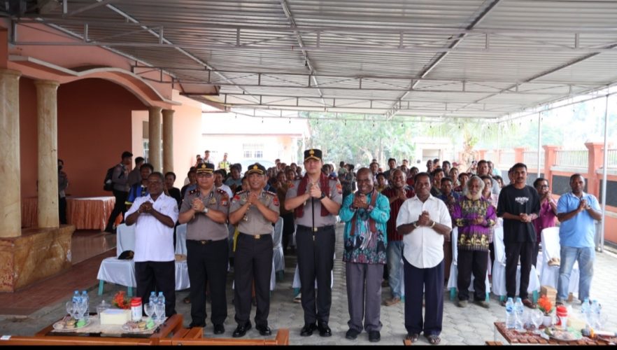 Kapolda PBD Brigjen Pol Hengki Haryadi Kumpul Bersama Masyarakat Suku Moi di Aimas