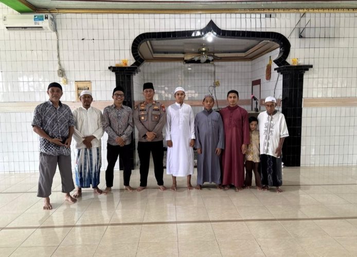 Subuh Keliling Masjid Al Amin, Polresta Sorong Kota Ajak Jamaah Cegah Hoaks dan Jaga Kamtibmas